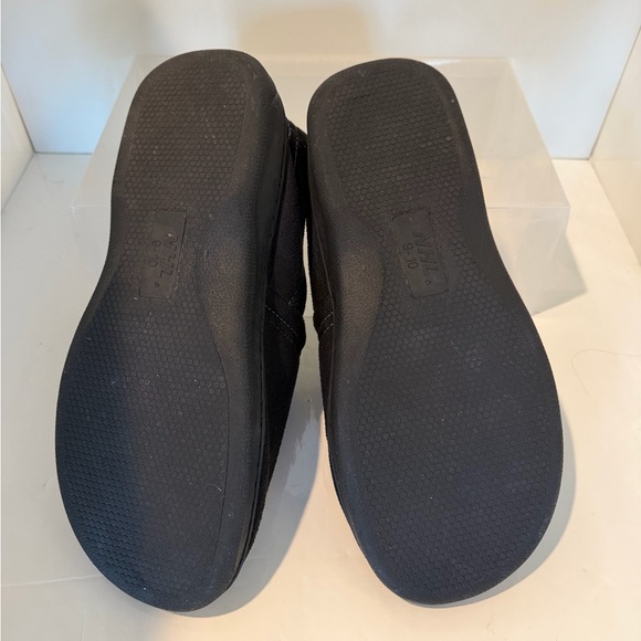 Men’s NHL Montreal Canadiens Black Slippers - Picture 5 of 7